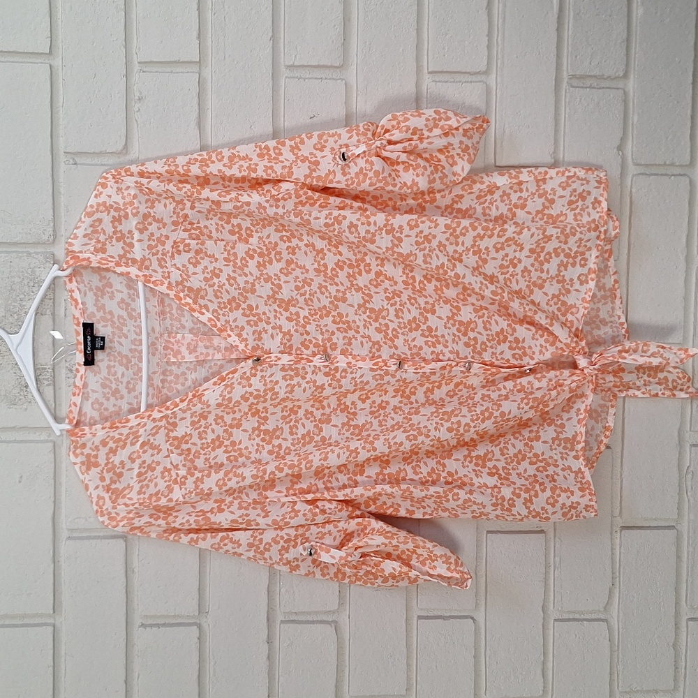 Cocomo Peach Floral Lightwright  Tie-Front Blouse. Size Medium NWOT